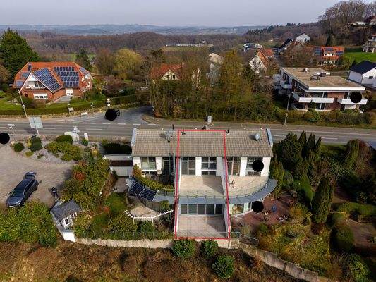 Rückansicht mit Terrasse und Dachterrasse 3