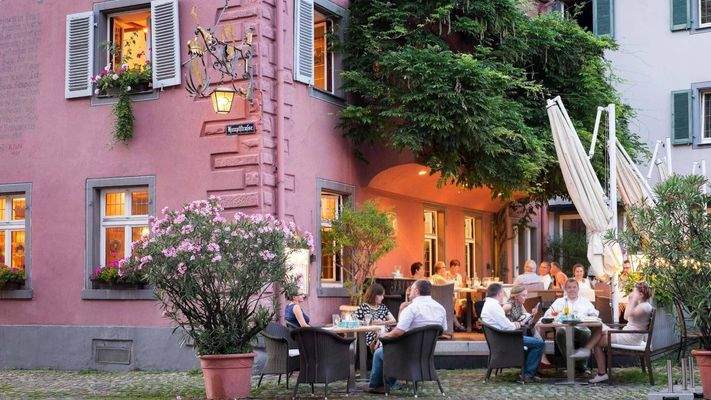 Gemütlicher Bereich zur Außenbewirtung im Herzen der Stadt