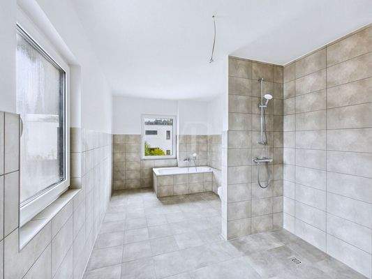 Badezimmer mit Dusche und Badewanne im OG