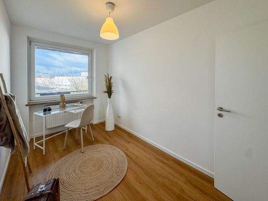 Helles Zimmer mit Schreibtisch