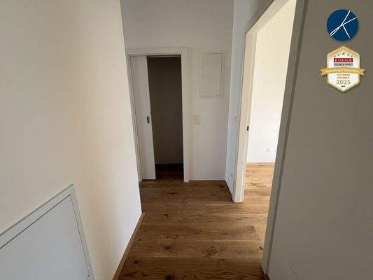 Gang zu den Zimmern und Abstellraum