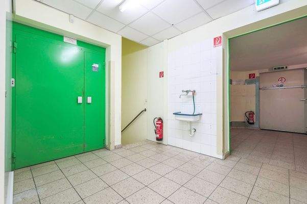 1. Gewerbe Lastenaufzug