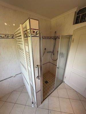 Bad mit Dusche und Fenster, Obergeschoss