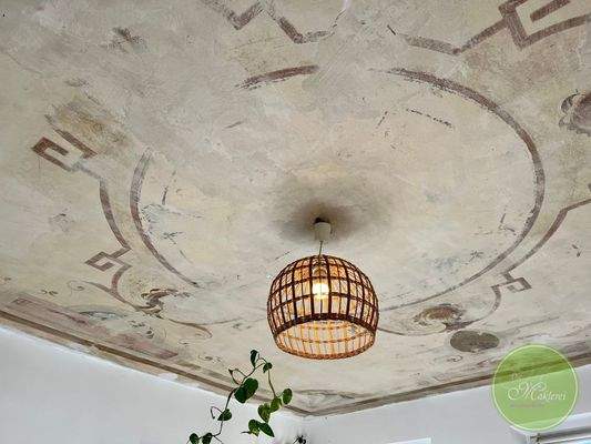 ... mit fabelhafter Decken Malerei ...