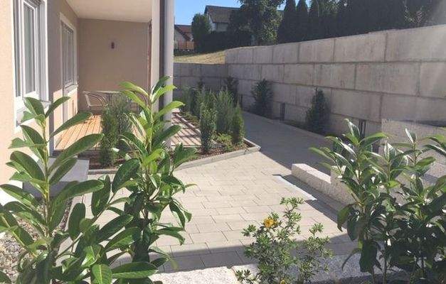 gepflegte Außenanlagen