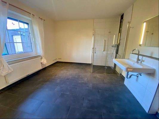 Zimmer mit Dusche und Waschbecken