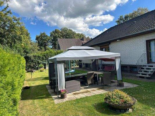 Rückwärtiger Garten mit Pavillion