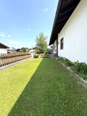 Garten vorm Haus.jpg