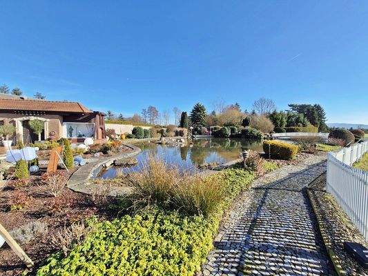 Außenanlage mit Teich