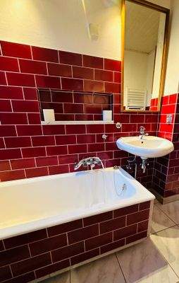 Badezimmer mit Badewanne