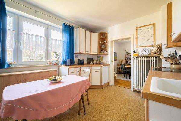 Küche mit Blick ins Esszimmer