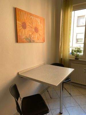 Küche mit Tisch uns Stühlen!