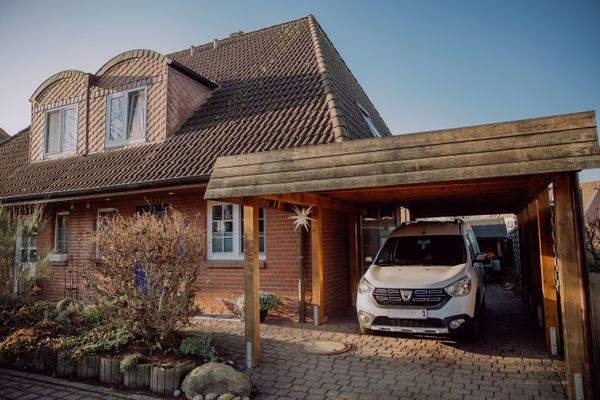 Frontansicht mit Carport