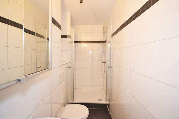 Gäste-WC mit Dusche