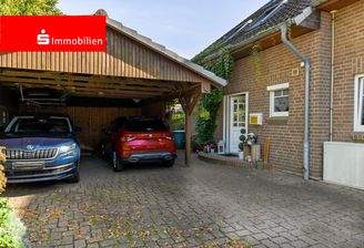 Hauseingang und Carport
