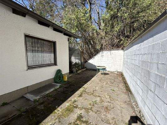 Terrasse zum angrenzenden Wald