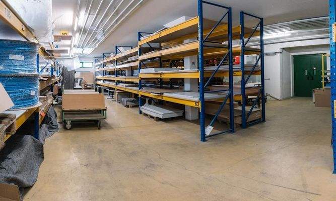 Aufzug + Schwerlastregale