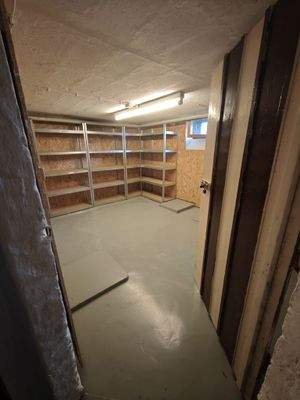 Abstellraum mit Fenster