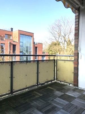 Balkon mit Markise mit Süd-West-Ausrichtung