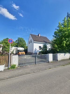 Straßenansicht mit großem Parkplatz