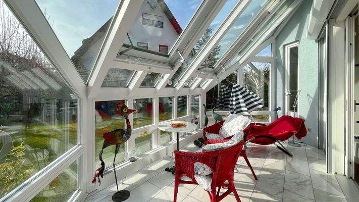 Mit Blick auf den Garten lassen sich hier zu jeder Jahreszeit entspannte Stunden verbringen