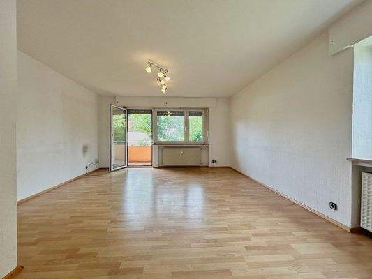 Wohnzimmer mit Zugang zum Balkon