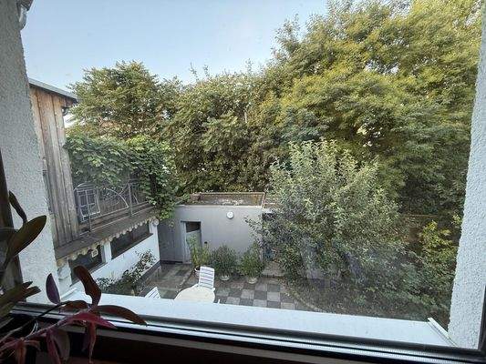 Blick (OG) auf Terrasse im EG