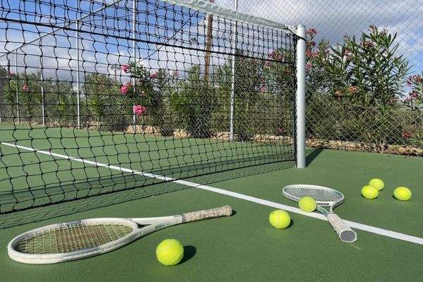 Kreta, Plaka: 2 Luxusvillen mit Tennisplatz, Olivenhain und atemberaubendem Meerblick zu verkaufen