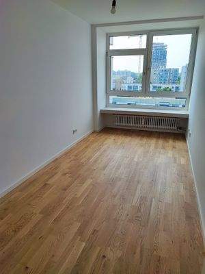 Leeres Zimmer mit Stadtblick