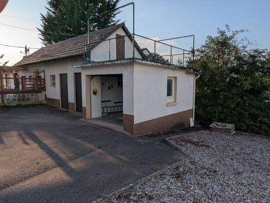 Nebengebäude und Garage 3