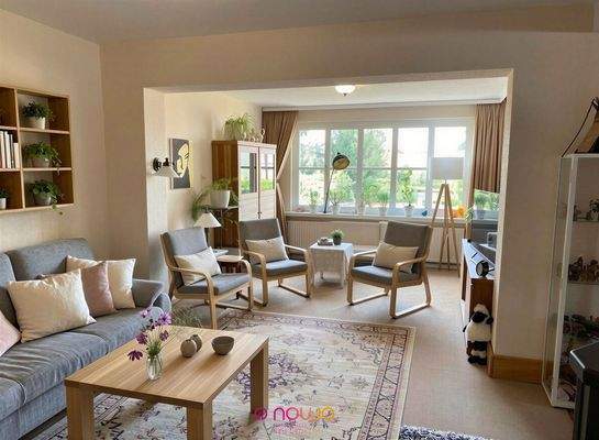 Gemütliches Wohnzimmer in Doppelhaus - (KI generiert)