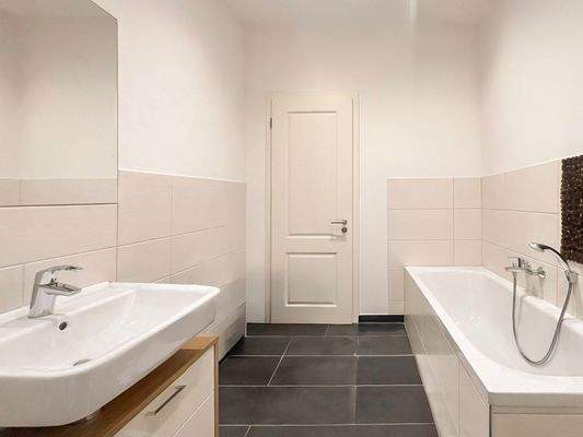 Bad mit Wanne - digital leer