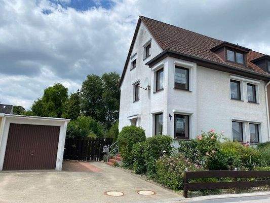 ...mit Garage und Stellplätzen