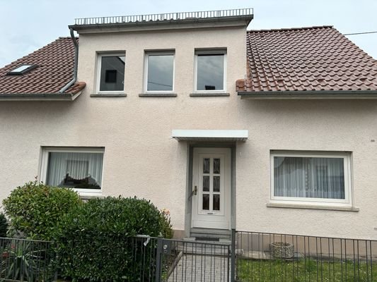 Vorderansicht Haus mit Hauseingang