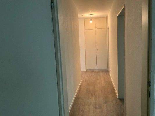 Flur weiß gestrichen.jpg