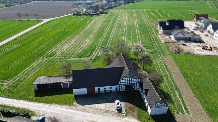 Frontansicht mit Umgebung