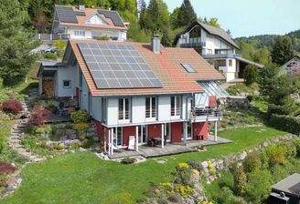 Blick auf das Einfamilienhaus mit Einliegerwohnung in traumhafter Hanglage