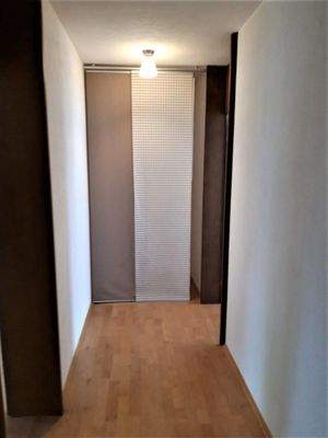 Flur mit kleiner Abstellnische hinter Schiebegardi