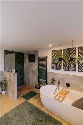 Modern(er)leben mit ebenerdiger Dusche und Badewanne