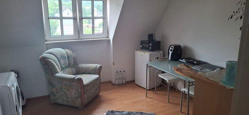 Gemütliches Zimmer mit Fenster