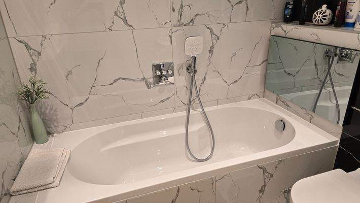 Badewanne mit Bildschirm