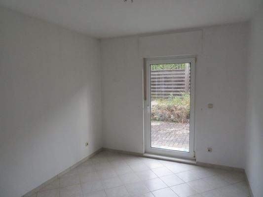 Erdgesch.: Wohnzi. m. Zugang zur Süd-West-Terrasse