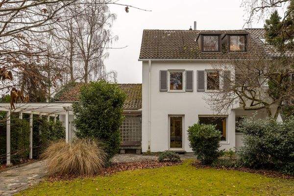 Familienidyll in Bogenhausen: Doppelhaushälfte mit sonnigem Westgarten & Grünblick