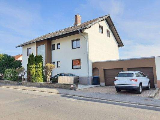 Außenansicht mit Garage