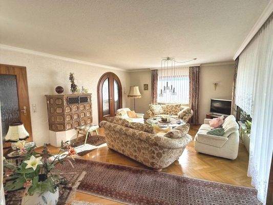 Wohnzimmer mit Kachelofen + Terrasse