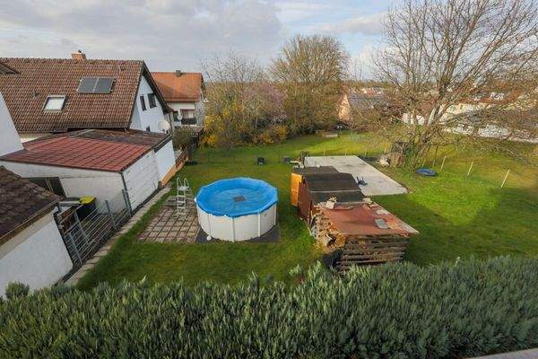Ausblick vom Balkon auf Garten
