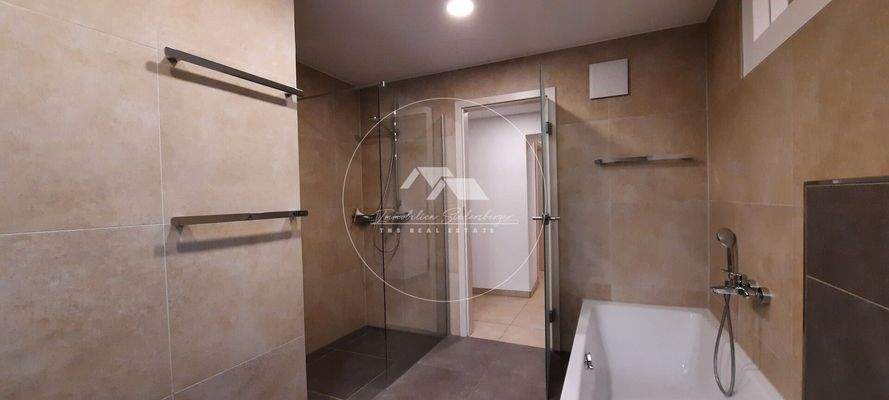 innenliegendes Bad mit Wanne und Dusche