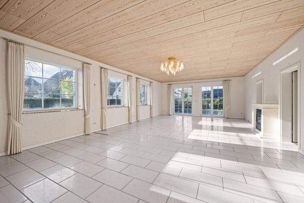 Großes und helles Wohnzimmer