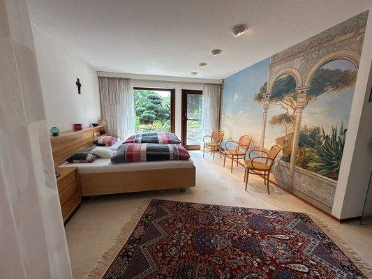 Vom Schlafzimmer können Sie in den Garten gelangen.