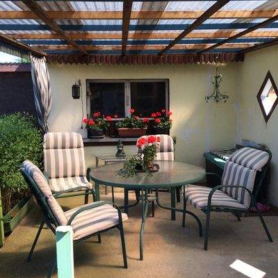 überdachte Terrasse auf dem Grundstück